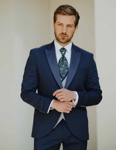 traje-de-novio-elegante-en-zaragoza